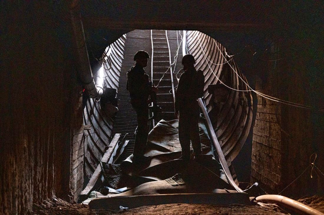 イスラム組織ハマスのものとされるトンネルの出口に立つイスラエル軍兵士＝１月７日/Noam Galai/Getty Images
