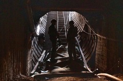 イスラム組織ハマスのものとされるトンネルの出口に立つイスラエル軍兵士＝１月７日