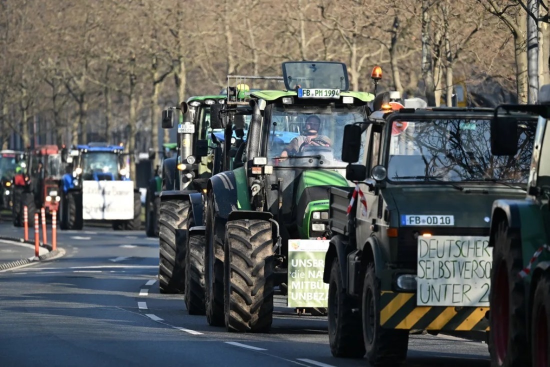 農業従事者らは政府による補助金削減の計画に反発している/Kirill Kudryavtsev/AFP/Getty Images