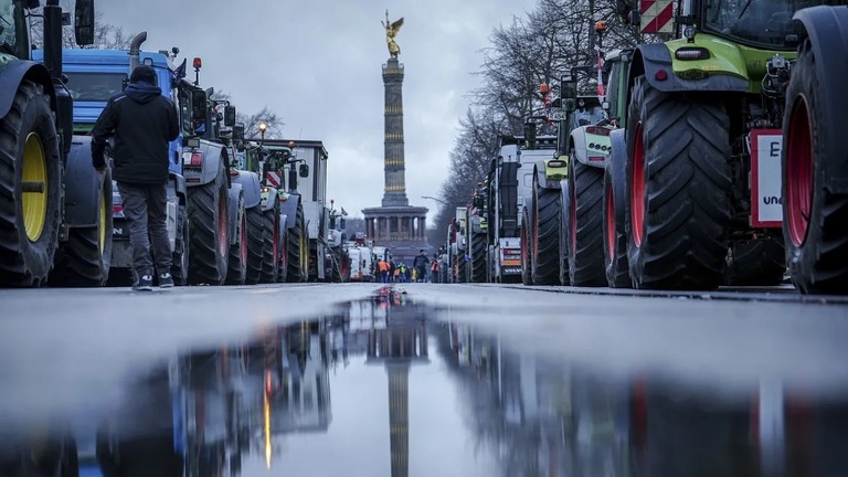 戦勝記念塔へ続くベルリンの街路にずらりと並んだトラクターの車列/Kay Nietfeld/picture-alliance/dpa/AP