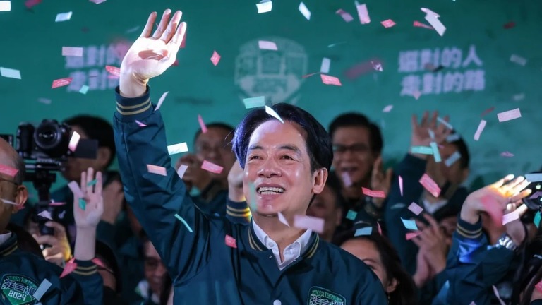 台湾総統選で勝利し、支持者に手を振る頼清徳氏/Annabelle Chih/Getty Images