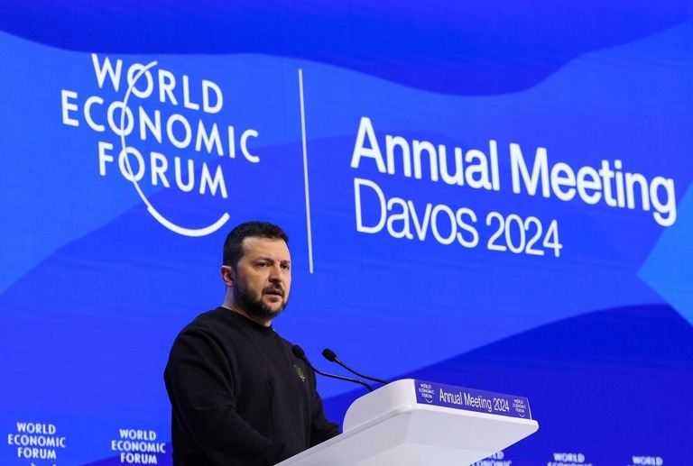 世界経済フォーラム年次総会で演説を行うゼレンスキー大統領/Denis Balibouse/Reuters