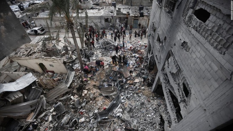 イスラエル軍の攻撃によって破壊された建物＝１２日、パレスチナ自治区ガザ地区ハンユニス/Mohammed Dahman/AP