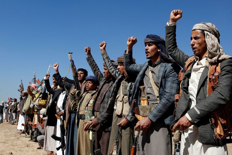 集会でアメリカ軍とイギリス軍の攻撃に反対するフーシ派戦闘員ら＝１４日、イエメン・サナア近郊/AP