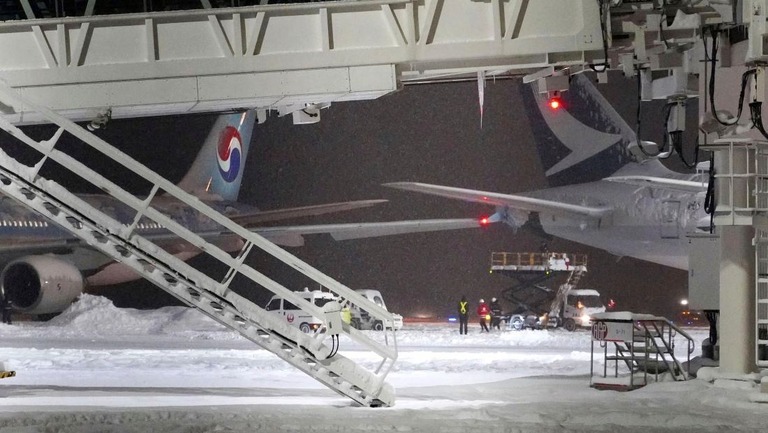 大雪の新千歳空港で、旅客機同士が接触する事案が発生した/Kyodo News/AP