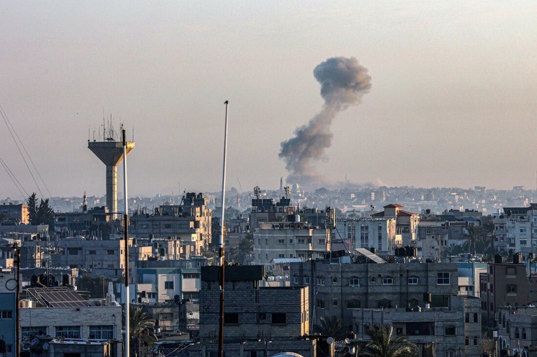 ガザ南部のカーンユニス上空に立ち上る煙＝１６日、パレスチナ自治区ガザ地区ラファ/AFP/Getty Images