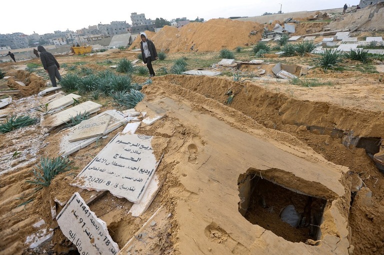 イスラエルからの襲撃により破損した墓＝１７日、パレスチナ自治区ガザ地区南部ハンユニス/Ahmed Zakot/Reuters