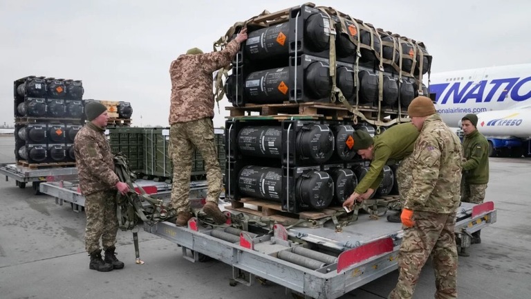 供与されたジャベリン対戦車ミサイルの荷解きをするウクライナ軍要員/Efrem Lukatsky/AP/File