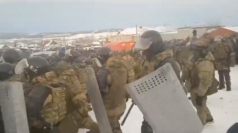 映像では機動隊が催涙ガスを発射し「恥を知れ」と叫ぶデモ参加者らの声も捉えられている
/RusNews/Reuters