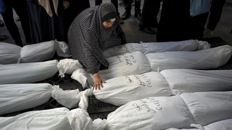 イスラエル軍の攻撃によって死亡した親族の死を悼む女性＝１０日/Fatima Shbair/AP