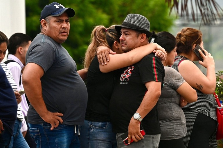 殺害されたセサル・スアレス検事の死を悼む親族＝１７日、エクアドル・グアヤキルの遺体安置所前
/Marcos Pin/AFP/Getty Images