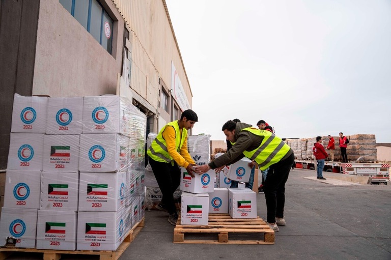 倉庫で援助物資を運ぶエジプト赤新月社のメンバーら＝１７日、エジプト・ラファ/Ali Moustafa/Getty Images