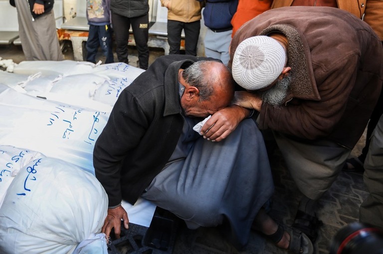 親類や友人の遺体の収容が行われるなか、涙を流すパレスチナの人々＝１８日、パレスチナ自治区ガザ地区ラファ/Ahmad Hasaballah/Getty Images