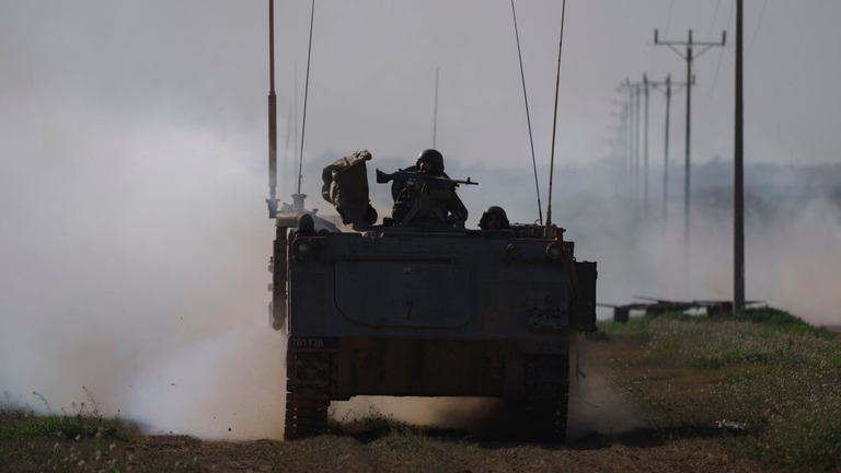 装甲兵員輸送車で移動するイスラエル軍の兵士/Leo Correa/AP