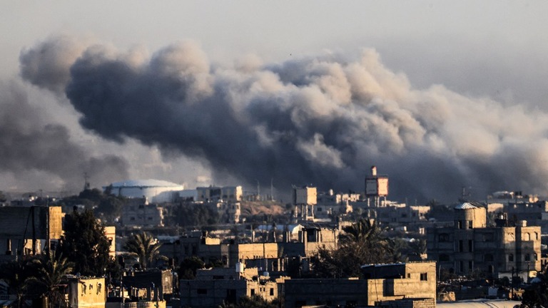 ハンユニスから立ち上る煙/AFP/Getty Images