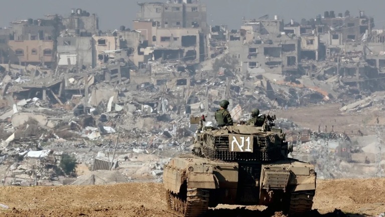 ガザとの境界付近で待機するイスラエル軍の戦車＝１９日/Jack Guez/AFP/Getty Images/File