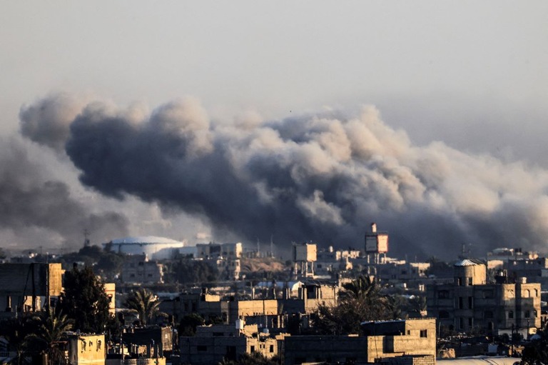 ２２日、イスラエル軍による攻撃を受けてハンユニス上空に立ち上がる煙/AFP/Getty Images