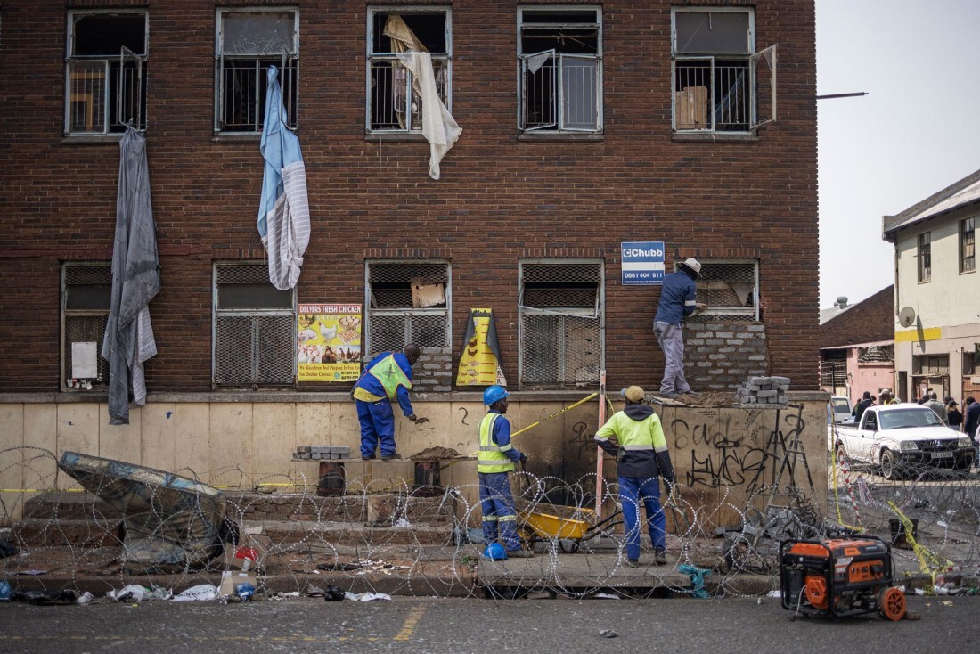 火災が発生した集合住宅の周囲を封鎖する作業員たち=2023年9月6日/Michele Spatari/AFP/Getty Images
