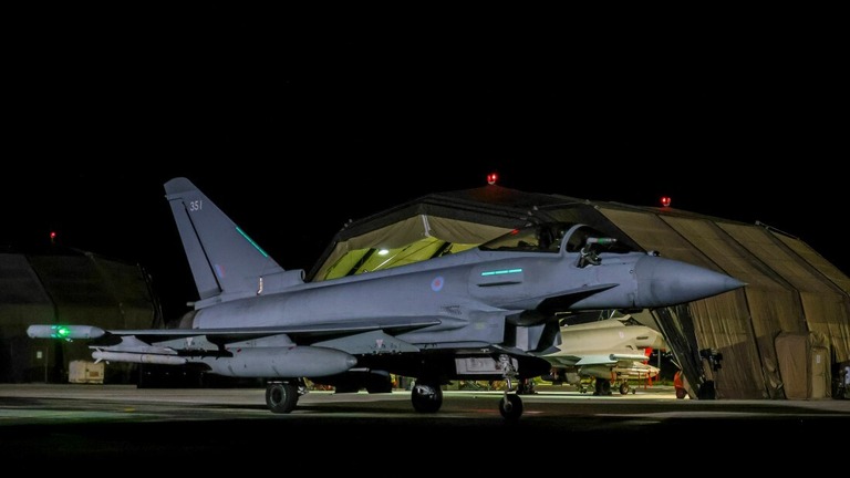 イエメンでフーシの標的を空爆後、キプロスの基地に帰還した英空軍の戦闘機タイフーン/Handout/UK Ministry of Defense/Getty Images