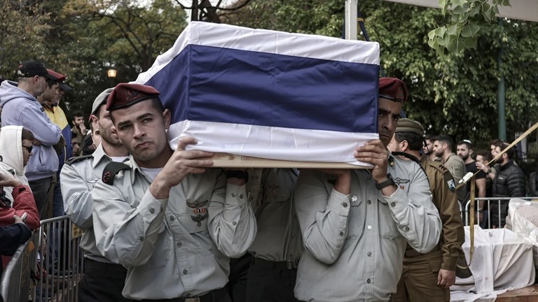殺害された兵士の棺を担ぐイスラエル軍兵士＝２２日、イスラエル・テルアビブ/Ilia Yefimovich/picture alliance/Getty Images
