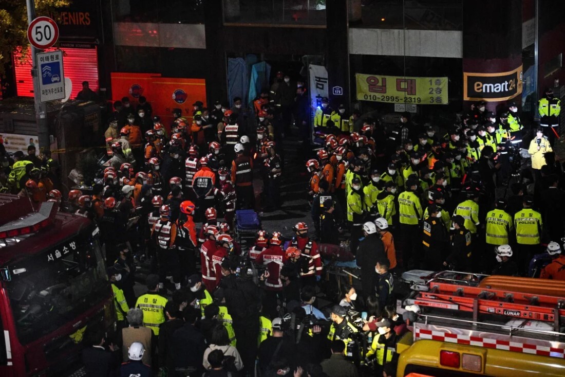 梨泰院に集まった救助隊や警官＝２２年１０月３０日/Anthony Wallace/AFP/Getty Images
