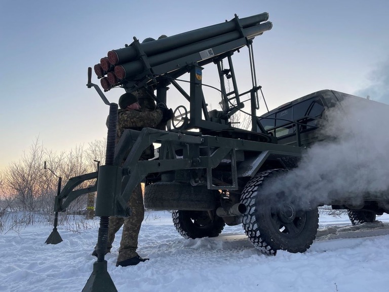 前線のウクライナ兵は熱望する西側の武器ではなく、ソ連製の兵器でロシア軍に対峙する/Joseph Ataman/CNN