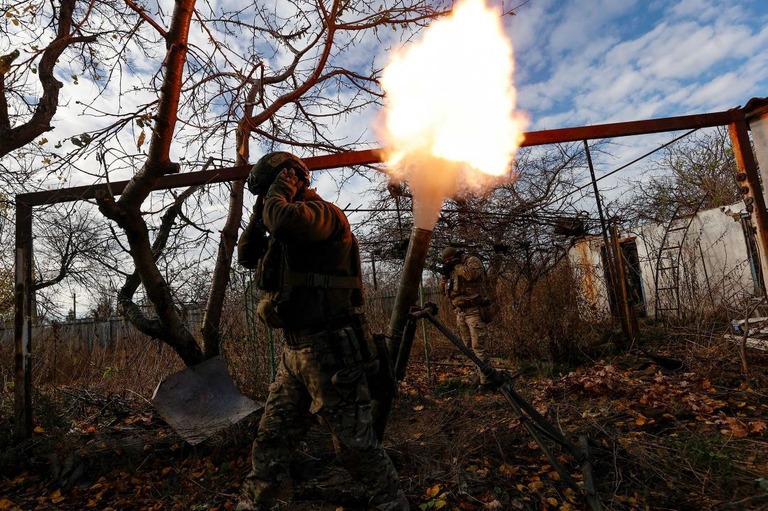 ロシア軍に向けて迫撃砲を発射するウクライナ軍国境警備隊オメガ特殊軍所属の兵士/Serhii Nuzhnenko/Reuters