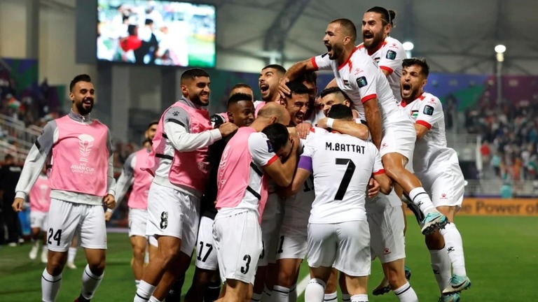 チームのゴールを喜ぶパレスチナ代表の選手ら/Thaier Al-Sudani/Reuters