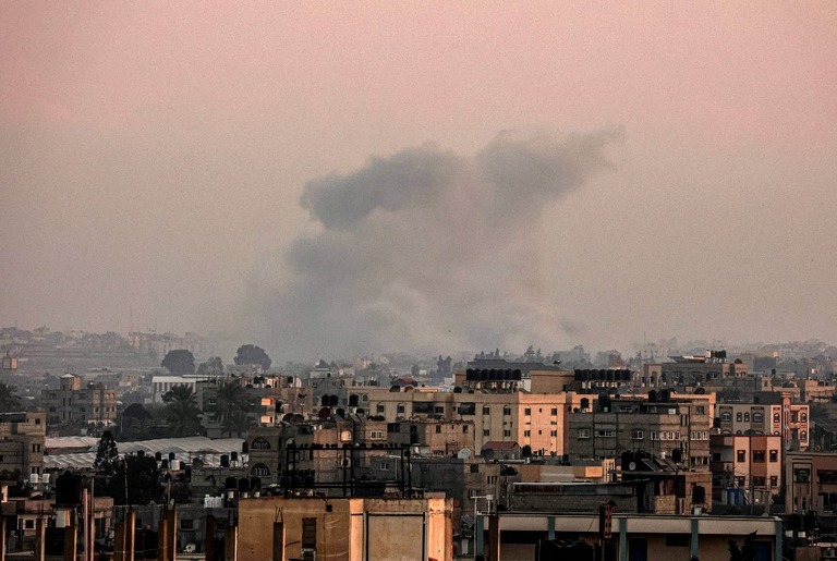 イスラエルによる爆撃の間、ガザ南部ハンユニス上空に立ち上る煙/AFP/Getty Images