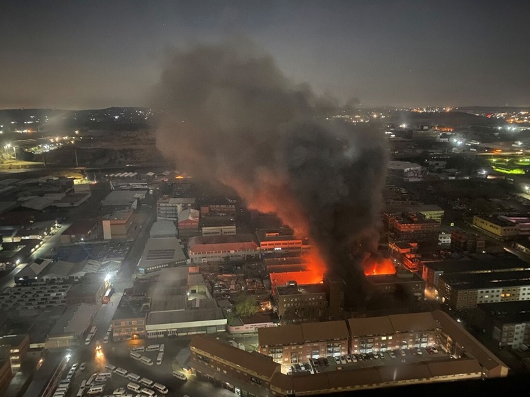 煙が立ち上る火災現場＝２０２３年８月３１日、南アフリカ・ヨハネスブルク/odirileram/X/Reuters