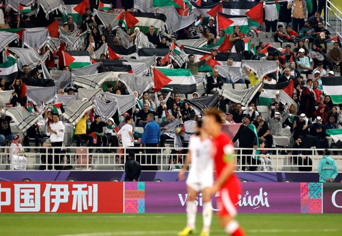 スタジアムでパレスチナ代表を応援する人々/Thaier Al-Sudani/Reuters