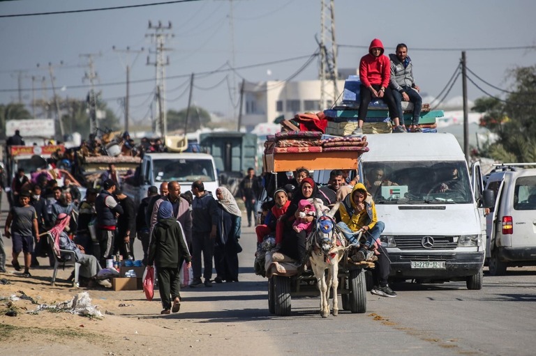 ガザ地区南部のハンユニスからラファへ避難するパレスチナ人＝２２日/Ahmad Hasaballah/Getty Images