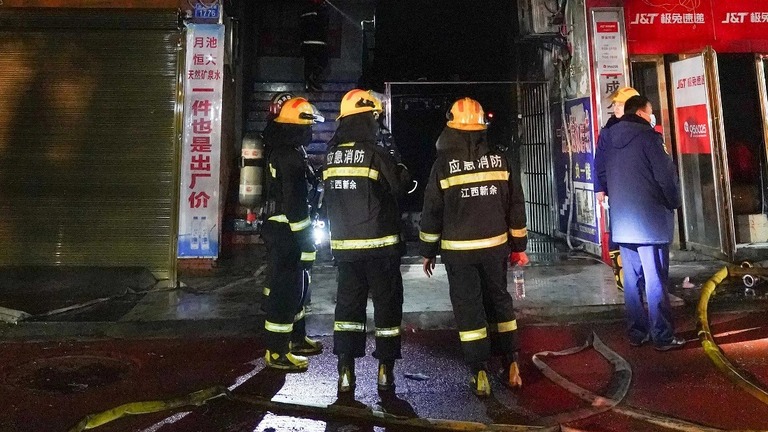 中国南東の江西省で発生した店舗火災の現場で対応に当たる消防士ら/Xinhua/Shutterstock