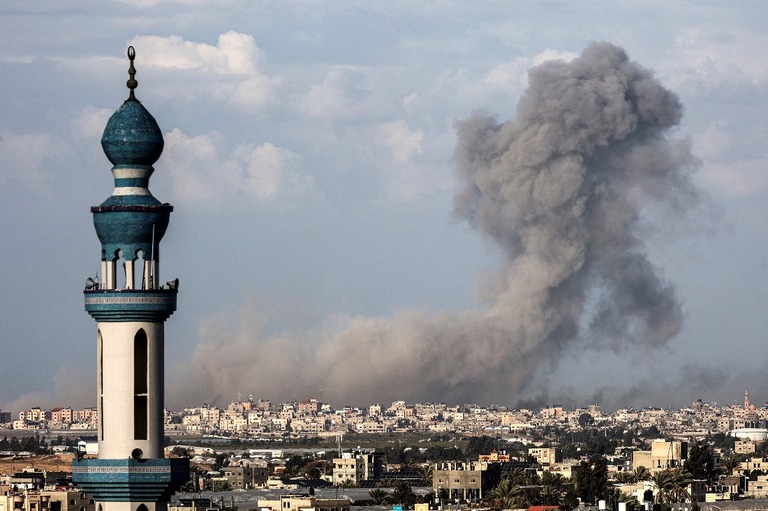 イスラエル軍による爆撃の中、ガザ地区南部ハンユニスから立ち上る煙/ AFP/Getty Images