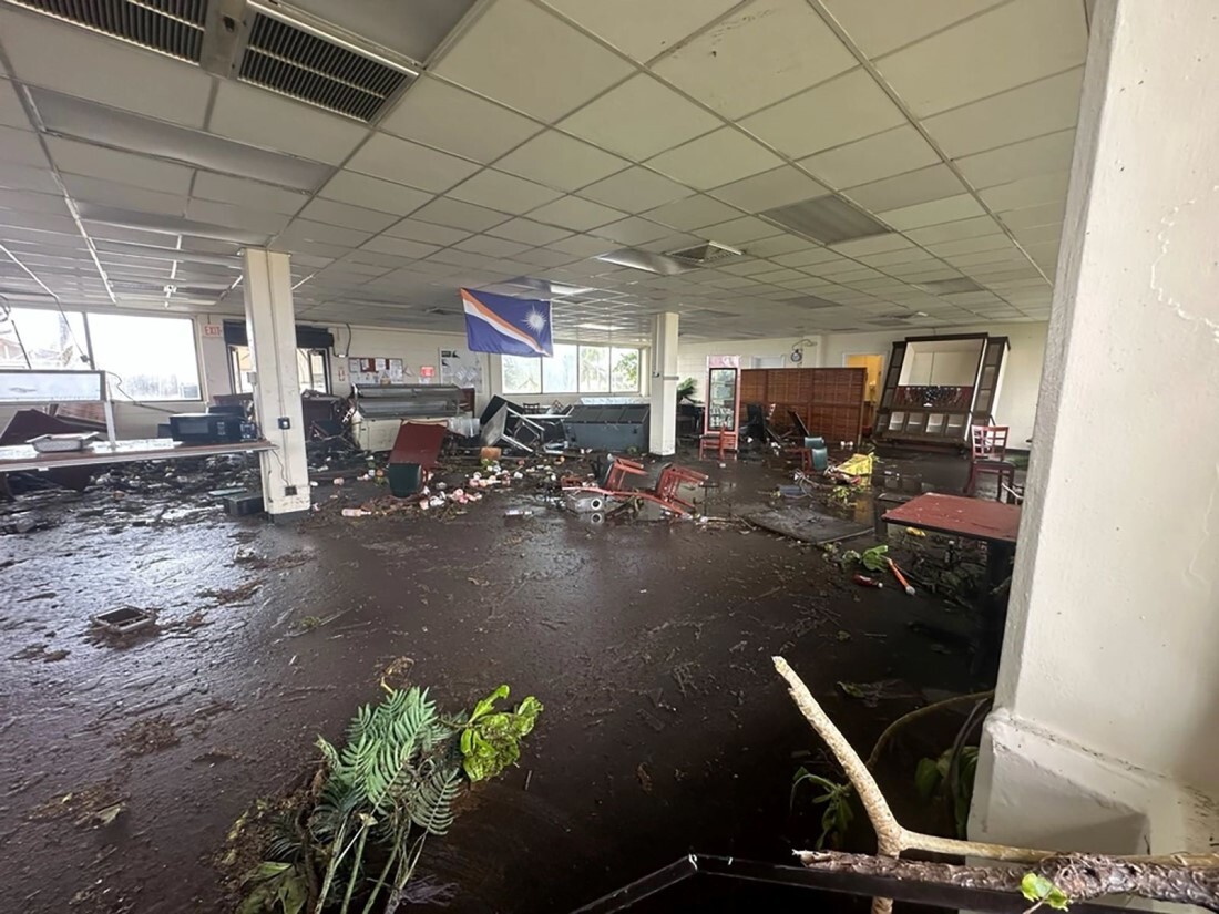 波により被害を受けた米軍の建物=21日、クェゼリン環礁/U.S. Army Garrison-Kwajalein Atoll