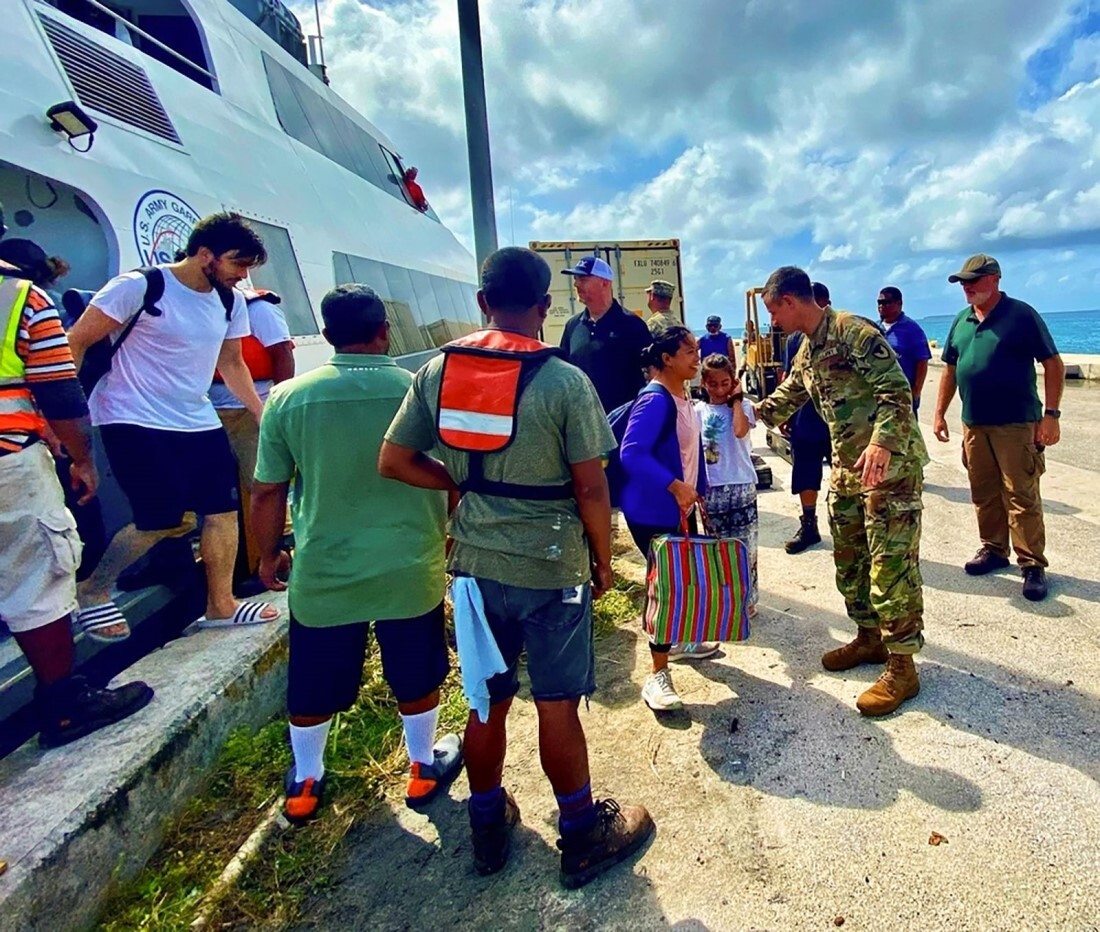 ロイナムル島から避難した人々=21日/U.S. Army Garrison-Kwajalein Atoll