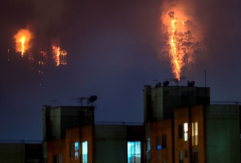 炎が上がる森林＝２４日、コロンビア・ボゴタ/Guillermo Munoz/AFP/Getty Images