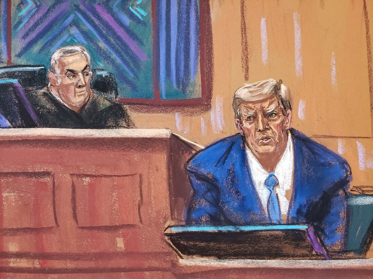 法廷で証言台に立つトランプ氏＝２５日、米ニューヨーク/Jane Rosenberg/Reuters