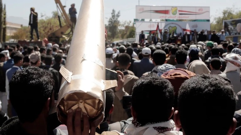 米国主導のイエメン空爆に対する抗議デモで、模造したミサイルを掲げるイエメン人ら/Mohammed Hamoud/Getty Images