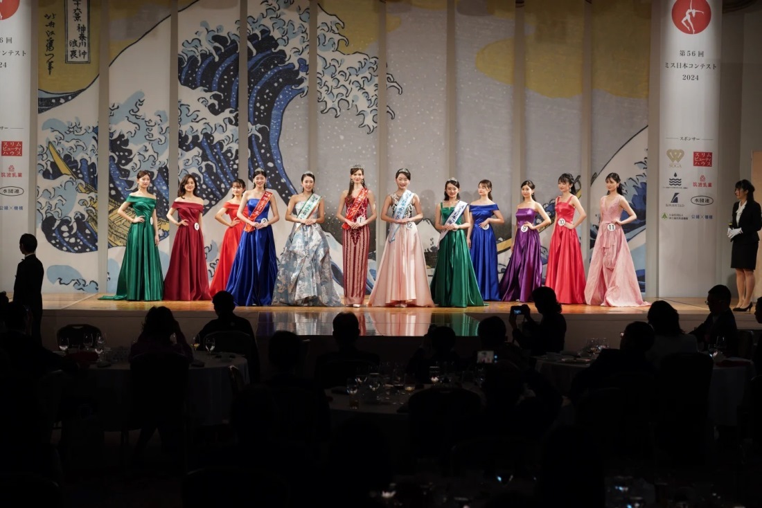 大会のフィナーレで壇上に並ぶミス日本の参加者たち/Miss Nippon