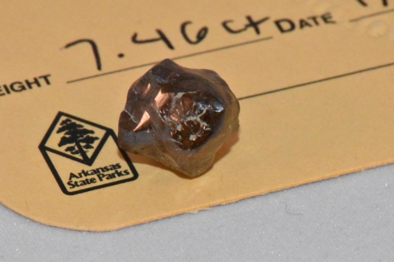 ナバスさんが発見した７．４６カラットのブラウンダイヤモンド/Courtesy Arkansas State Parks
