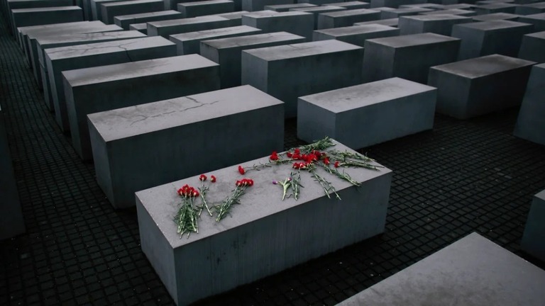 独ベルリンにある「虐殺されたヨーロッパのユダヤ人のための記念碑」/Markus Schreiber/AP/File