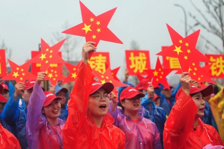 建国７０周年を祝って国をたたえる歌を歌う人々＝２０１９年９月/AFP/Getty Images