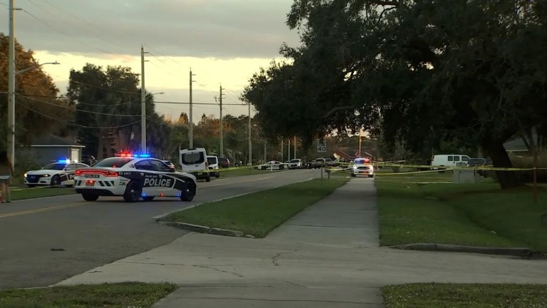２８日、米フロリダ州のパームベイで警官と容疑者の男の間で銃撃戦があり、容疑者を含む２人が死亡、警官２人が負傷した/WFTV