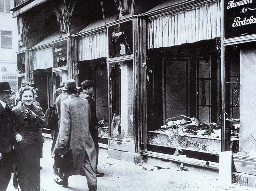 １９３８年１１月、「水晶の夜」の襲撃後、ベルリンのユダヤ人所有の店舗で割れたショーウィンドーを眺める通行人ら/Universal Images Group Editorial/Getty Images