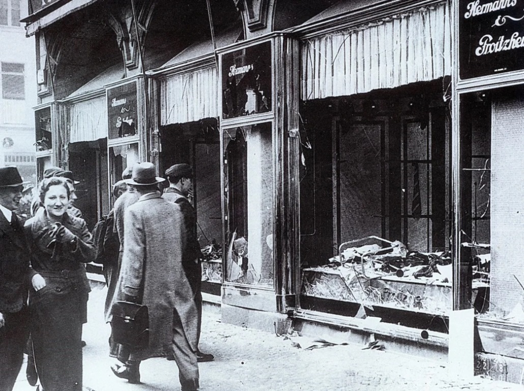 1938年11月、「水晶の夜」の襲撃後、ベルリンのユダヤ人所有の店舗で割れたショーウィンドーを眺める通行人ら/Universal Images Group Editorial/Getty Images