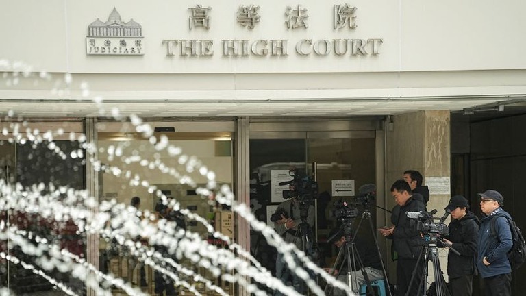 中国恒大集団の審理が開かれる高等法院前に集まるメディア＝２９日/Lam Yik/Reuters