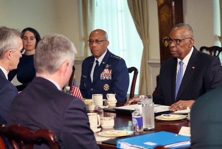 米国防総省でＮＡＴＯのトップと会談するオースティン国防長官（右）/Leah Millis/Reuters