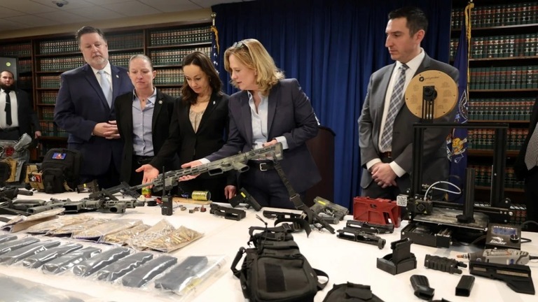 米ニューヨーク市クイーンズ区の住宅で、大量の自家製の密造銃や即席爆弾が発見された/Queens District Attorney