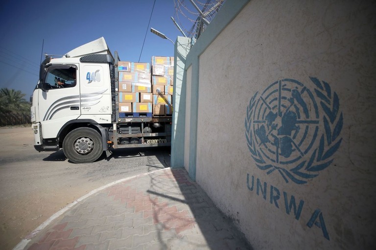 ＵＮＲＷＡの職員らはガザ地区の倉庫で医療援助物資を梱包し、病院に配布する準備を行っている＝２０２３年１０月/Majdi Fathi/NurPhoto/Getty Images/File